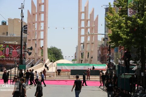 نماز ظهر عاشورا زنجان در میدان تاریخی انقلاب