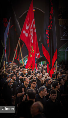 اقیانوس عاشقان در حسینیه سفید اشکذر؛ شکوه نخل‌برداری در عصر عاشورا