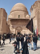 علم‌گردانی در بنای تاریخی مقبره شیخ بابا لقمان سرخسی