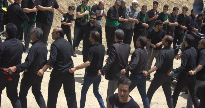 آیین سینه‌زنی کمر به کمر، نماد اصالت و هویت مذهبی اهالی روستای قلعه‌نو خرقان است