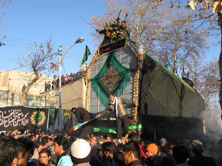 آیین سنتی نخل‌گردانی شاهرود برگزار شد