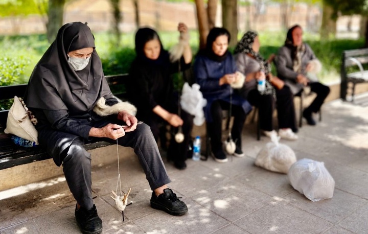شکستن باور نادرست در نخ‌ریسی سنتی؛ احیای فرش‌های ریزبافت ایرانی با پشم بومی