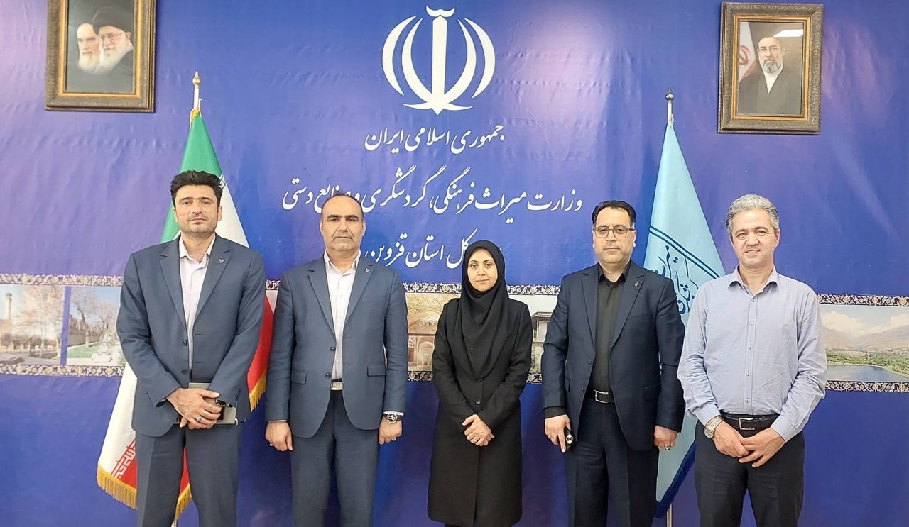 حمایت از راهنمایان گردشگری با امضای تفاهم‌نامه میراث‌فرهنگی قزوین و بانک رفاه/ اعطای کارت رفاهی به راهنمایان واجد شرایط