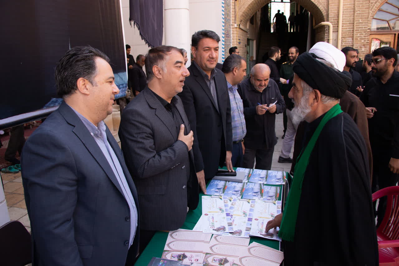 برپایی میز خدمت ادارهکل میراثفرهنگی استان همدان در مسجد جامع