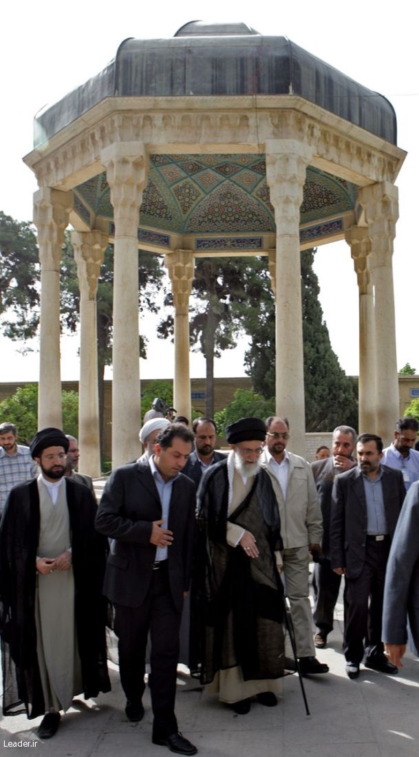 از حافظیه تا حافظ؛ بازخوانی دو حضور رهبر شهید انقلاب در آرامگاه شاعر بزرگ ایران/ روایت دلبستگی رهبر شهید به میراثادبی ایران