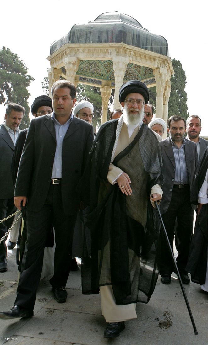 از حافظیه تا حافظ؛ بازخوانی دو حضور رهبر شهید انقلاب در آرامگاه شاعر بزرگ ایران/ روایت دلبستگی رهبر شهید به میراثادبی ایران