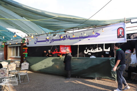 آماده سازی موکب پذیرایی حسینیه اعظم زنجان برای خدمت رسانی به زائرین تشییع امام‌شهید