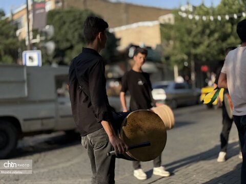 اجرای دمام زنی هیئت دمام زنان  بی بی رقیه (س) در پیاده راه سبزه میدان زنجان