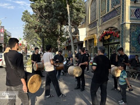اجرای دمام زنی هیئت دمام زنان  بی بی رقیه (س) در پیاده راه سبزه میدان زنجان