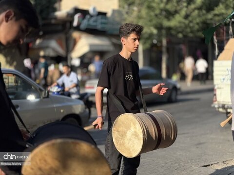 اجرای دمام زنی هیئت دمام زنان  بی بی رقیه (س) در پیاده راه سبزه میدان زنجان