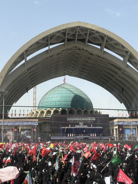 از مصلی تا عرش / تلاطم بی‌کران ملت در مراسم وداع با نور / یک ایران برای رهبرش گریست