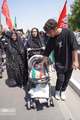 مراسم گرامیداشت و راهپیمایی جاماندگان بدرقه قائد شهید امت همزمان با تشییع پیکر مطهر ایشان در ارومیه