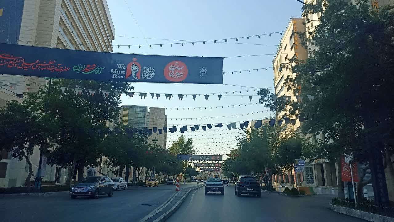 مشهد سیاه‌پوشِ سوگِ رهبر شهید / از اکران‌های گسترده شهری تا اجرای ۱۵۰ نمایش خیابانی با عنوان «نهضت ادامه دارد»
