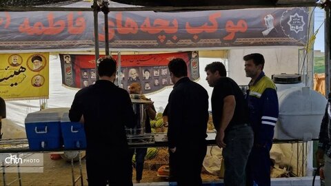 گزارش تصویری از میزبانی گرم شهرستان رباط کریم از زائران مراسم تشییع قائد امت