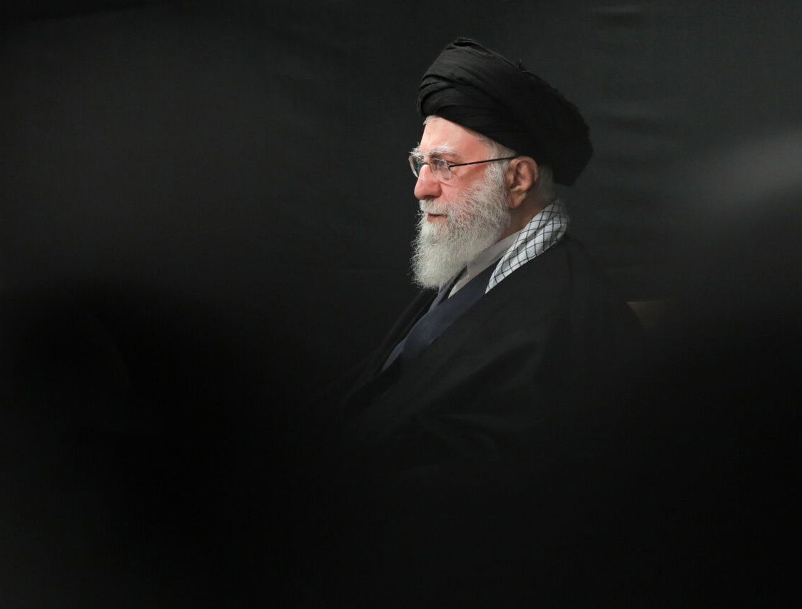 فیلم اقامه نماز بر پیکرهای مطهر شهدای خانواده رهبر شهید در مسجد مقدس جمکران