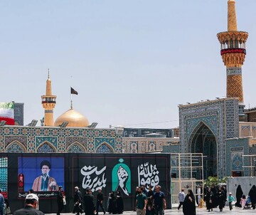 مشهد آماده میزبانی از دلدادگان امام شهید در آخرین وداع تاریخی/ جریان زیارت و تردد زائران در صحن‌های پیرامونی حرم مطهر به‌صورت مستمر برقرار خواهد بود