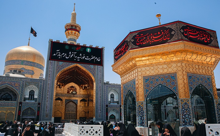 تداوم جریان زیارت در صحن‌های پیرامونی/ حرم مطهر رضوی در ایام وداع با «رهبر شهید» تعطیل نیست