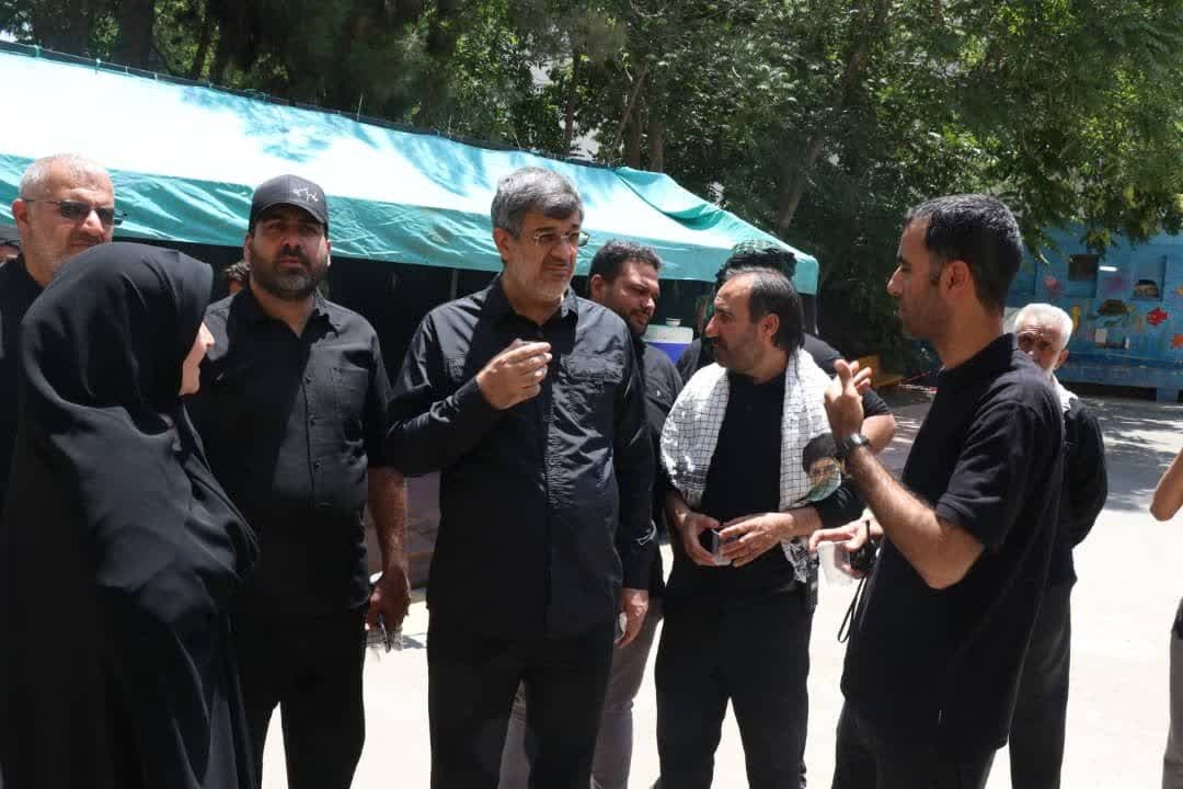 موکبهای یزدی به زائران مراسم تشییع رهبر شهید خدمترسانی میکنند
