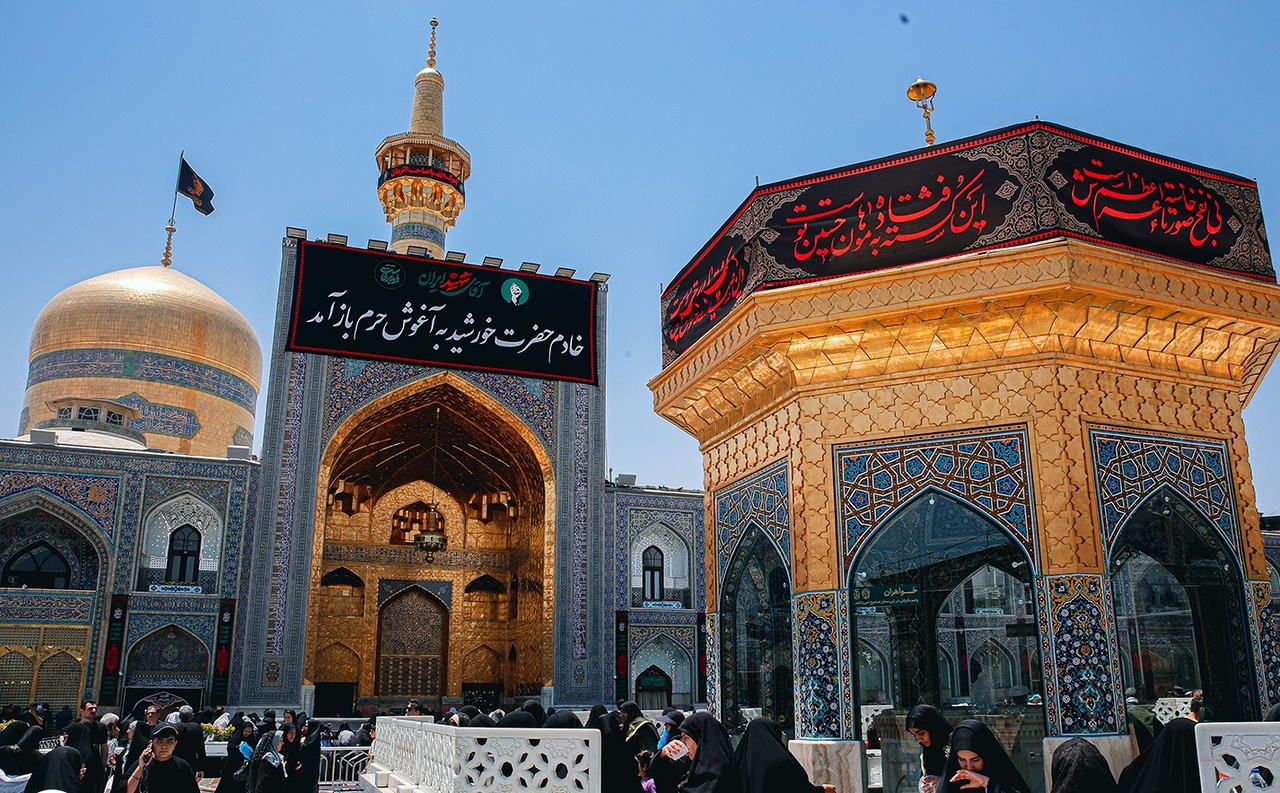 تداوم جریان زیارت در صحن‌های پیرامونی/ حرم مطهر رضوی در ایام وداع با «رهبر شهید» تعطیل نیست