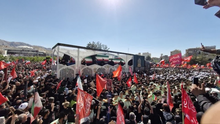 تشییع پیکر مطهر رهبر شهید انقلاب در مشهد با حضور میلیونی مردم در حال برگزاری است