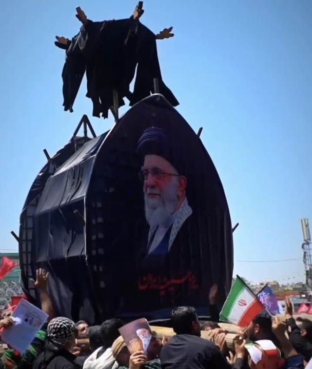 آیین نخل‌برداری یزدی‌ها در تشییع رهبر شهید انقلاب