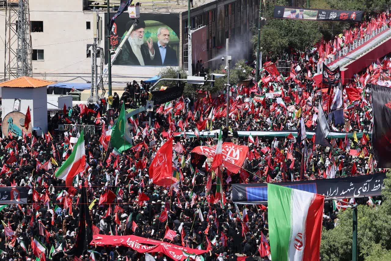 تشییع پیکر مطهر رهبر شهید انقلاب در مشهد با حضور میلیونی مردم در حال برگزاری است