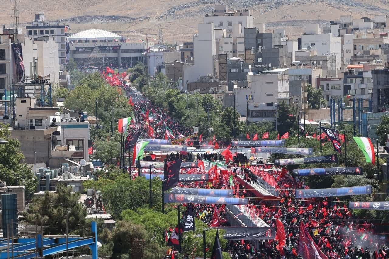 تشییع پیکر مطهر رهبر شهید انقلاب در مشهد با حضور میلیونی مردم در حال برگزاری است