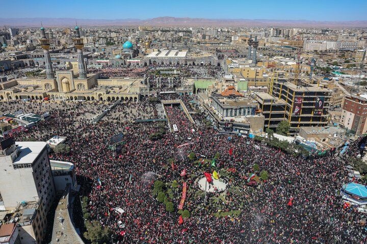 اقامه نماز بر پیکر مطهر رهبر شهید انقلاب به امامت فرزند ارشد ایشان/ فرزند خراسان در آغوش خورشید آرام گرفت