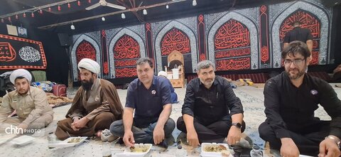 لباس خادمی بر تن مدیرکل؛ میزبانی از عزاداران «قائد امت اسلامی» در جوار حریم رضوی