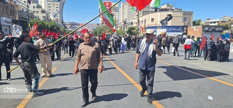لباس خادمی بر تن مدیرکل؛ میزبانی از عزاداران «قائد امت اسلامی» در جوار حریم رضوی