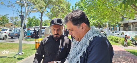لباس خادمی بر تن مدیرکل؛ میزبانی از عزاداران «قائد امت اسلامی» در جوار حریم رضوی