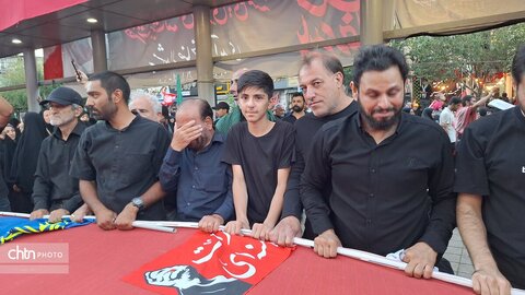 لباس خادمی بر تن مدیرکل؛ میزبانی از عزاداران «قائد امت اسلامی» در جوار حریم رضوی