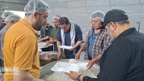 لباس خادمی بر تن مدیرکل؛ میزبانی از عزاداران «قائد امت اسلامی» در جوار حریم رضوی