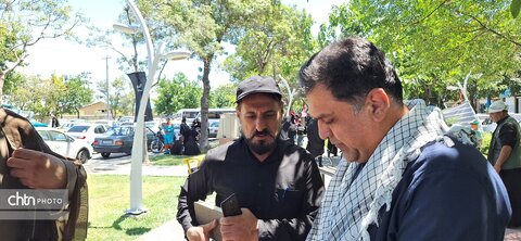 لباس خادمی بر تن مدیرکل؛ میزبانی از عزاداران «قائد امت اسلامی» در جوار حریم رضوی