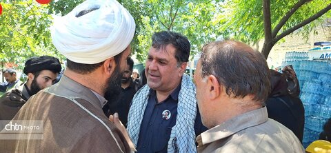لباس خادمی بر تن مدیرکل؛ میزبانی از عزاداران «قائد امت اسلامی» در جوار حریم رضوی