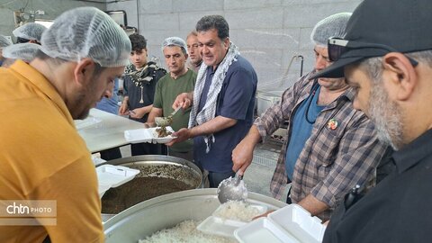 لباس خادمی بر تن مدیرکل؛ میزبانی از عزاداران «قائد امت اسلامی» در جوار حریم رضوی