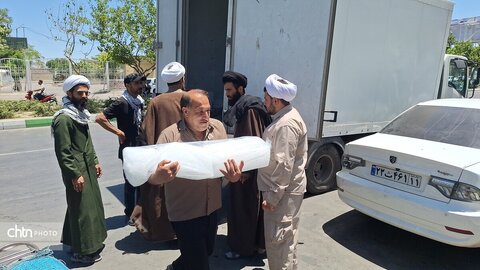 لباس خادمی بر تن مدیرکل؛ میزبانی از عزاداران «قائد امت اسلامی» در جوار حریم رضوی