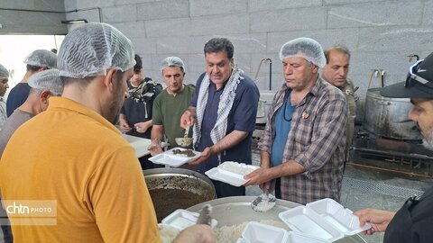 لباس خادمی بر تن مدیرکل؛ میزبانی از عزاداران «قائد امت اسلامی» در جوار حریم رضوی
