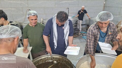لباس خادمی بر تن مدیرکل؛ میزبانی از عزاداران «قائد امت اسلامی» در جوار حریم رضوی