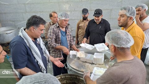 لباس خادمی بر تن مدیرکل؛ میزبانی از عزاداران «قائد امت اسلامی» در جوار حریم رضوی