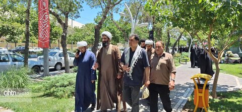 لباس خادمی بر تن مدیرکل؛ میزبانی از عزاداران «قائد امت اسلامی» در جوار حریم رضوی