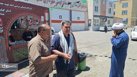 لباس خادمی بر تن مدیرکل؛ میزبانی از عزاداران «قائد امت اسلامی» در جوار حریم رضوی