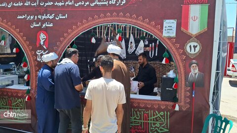 لباس خادمی بر تن مدیرکل؛ میزبانی از عزاداران «قائد امت اسلامی» در جوار حریم رضوی