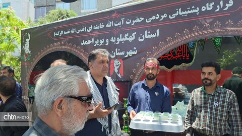 لباس خادمی بر تن مدیرکل؛ میزبانی از عزاداران «قائد امت اسلامی» در جوار حریم رضوی