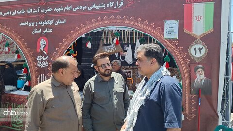 لباس خادمی بر تن مدیرکل؛ میزبانی از عزاداران «قائد امت اسلامی» در جوار حریم رضوی