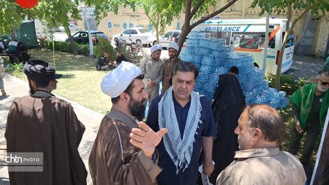 لباس خادمی بر تن مدیرکل؛ میزبانی از عزاداران «قائد امت اسلامی» در جوار حریم رضوی