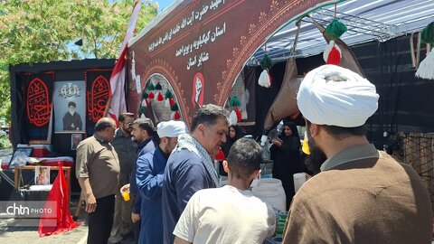 لباس خادمی بر تن مدیرکل؛ میزبانی از عزاداران «قائد امت اسلامی» در جوار حریم رضوی