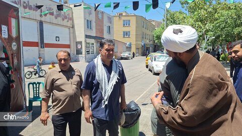 لباس خادمی بر تن مدیرکل؛ میزبانی از عزاداران «قائد امت اسلامی» در جوار حریم رضوی