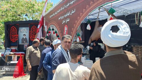لباس خادمی بر تن مدیرکل؛ میزبانی از عزاداران «قائد امت اسلامی» در جوار حریم رضوی