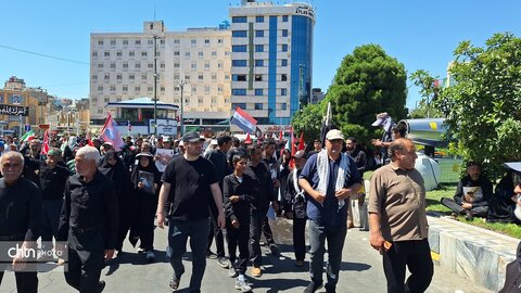 لباس خادمی بر تن مدیرکل؛ میزبانی از عزاداران «قائد امت اسلامی» در جوار حریم رضوی